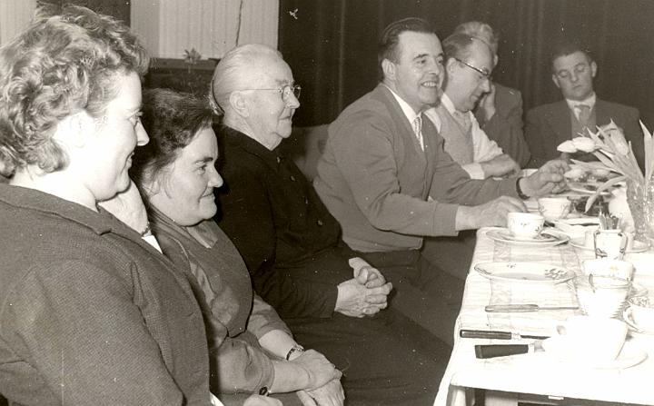 Familiefeestje oma  80j 1964 3.jpg